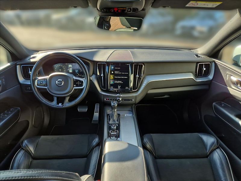Volvo XC60 2,0 D4 AWD R-Design - fotka 9 z 18