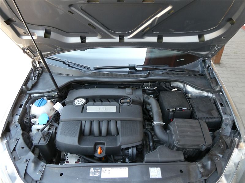 Volkswagen Golf 1,6 MPi 75kW DSG klima - fotka 33 z 40