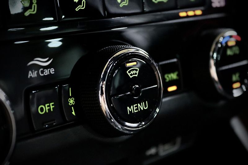 Škoda Octavia 3 FL 2.0 TSI 180 kW DSG RS - fotka 32 z 43