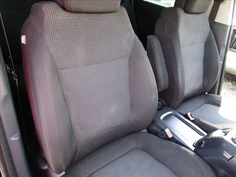 Peugeot 5008 1.6 THP aut. Klima, 7 míst - fotka 17 z 50