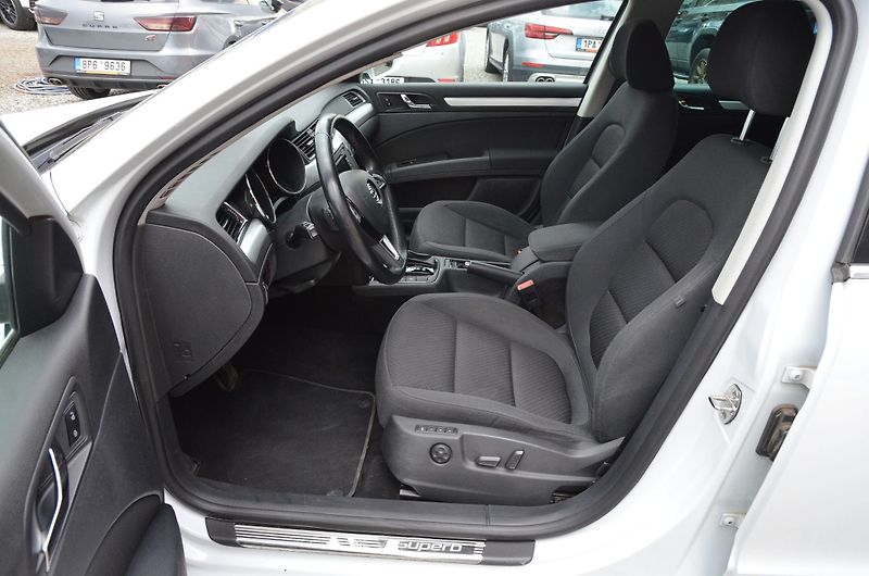 Škoda Superb (2015) 2.0 TDi DSG 4x4 WEBASTO /TAŽNÉ - fotka 17 z 38