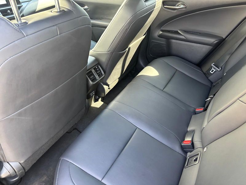 Lexus UX 250h 2,0 HSD F Sport Design AWD - fotka 25 z 29