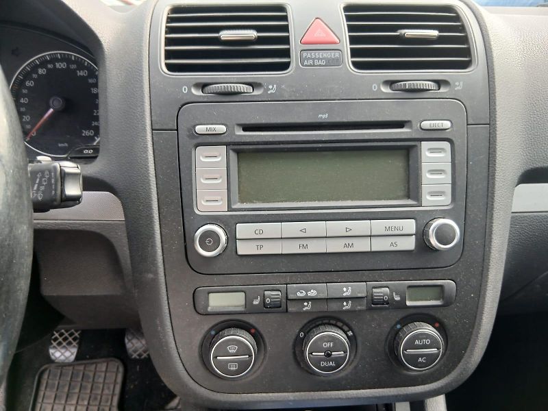Volkswagen Golf 1.4TSI, točí, ale nechytne - fotka 14 z 16