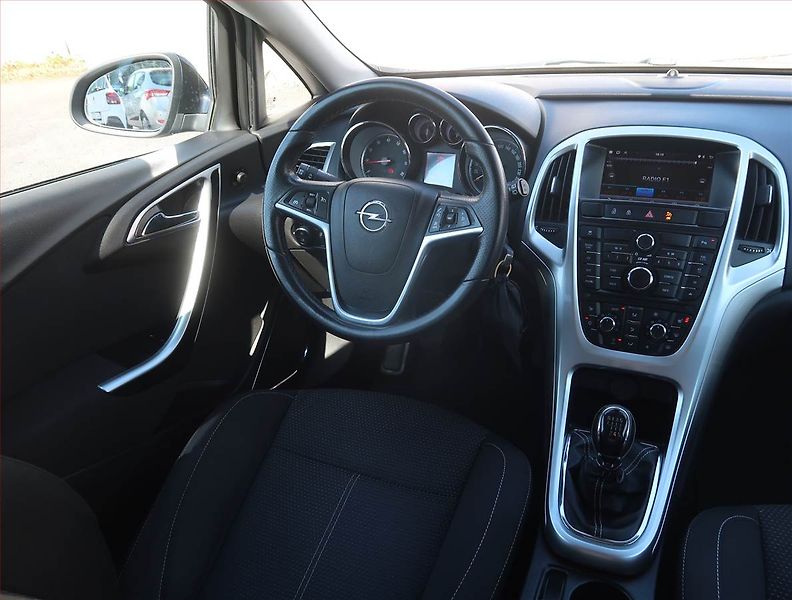 Opel Astra (2010) 1.4 T, Tempomat, Park. senzory - fotka 7 z 18