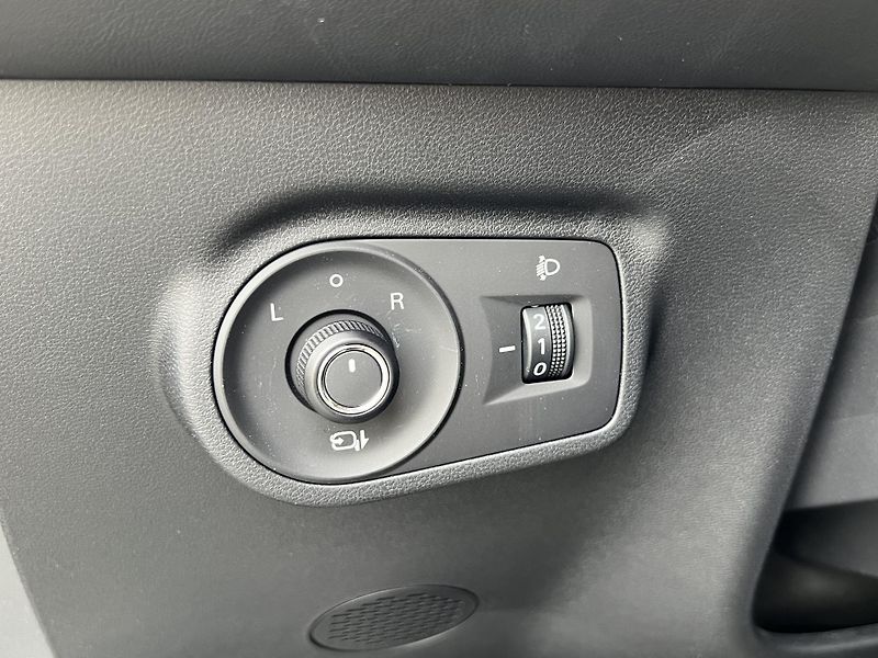MG ZS 1.5 HYBRID+ 145 kW 10.000KM - fotka 17 z 20