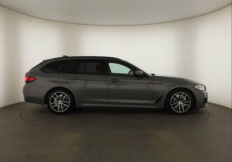 BMW Řada 5 (2021) 530d xDrive - fotka 6 z 20