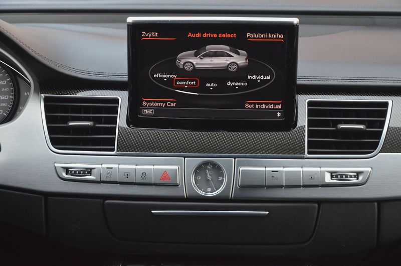 Audi S8 (2017) Plus 4.0 V8 605 PS Quattro - fotka 33 z 47