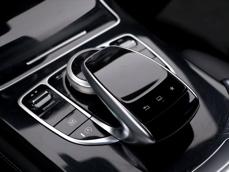 Mercedes-Benz GLC 2,0 250 4MATIC AMG LINE - fotka 24 z 27