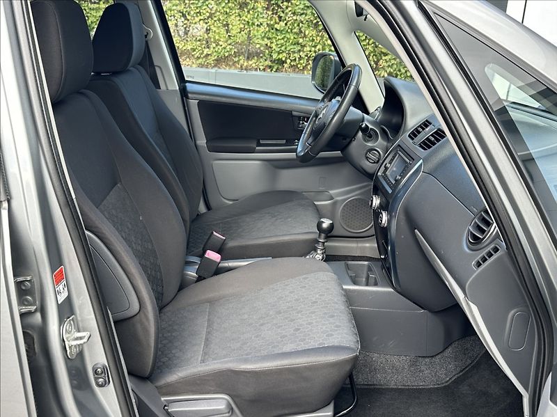 Suzuki SX4 2,0 DDiS 135PS  Style 4x4 - fotka 16 z 51