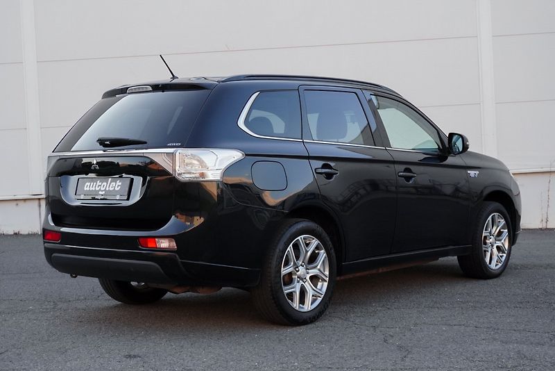 Mitsubishi Outlander 2.0 PHEV 4x4 - fotka 7 z 34
