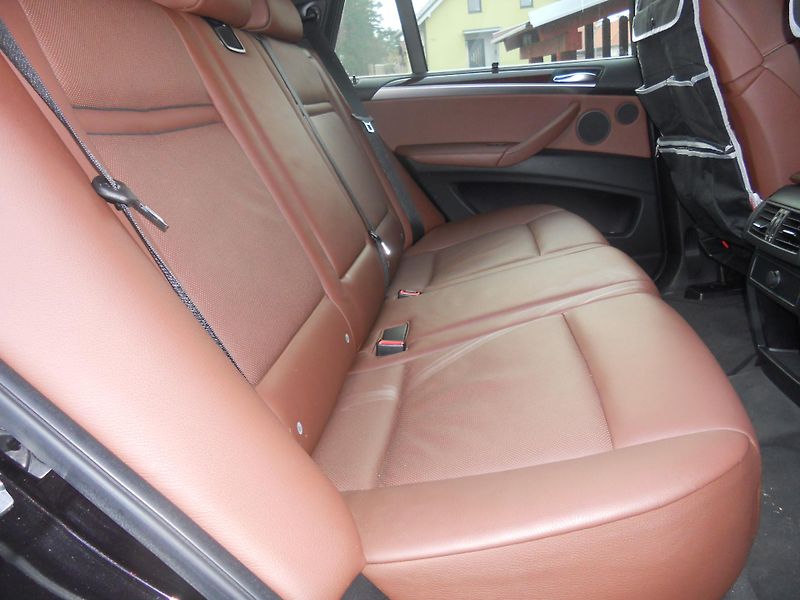 BMW X5 (2010) M-packet - fotka 28 z 28
