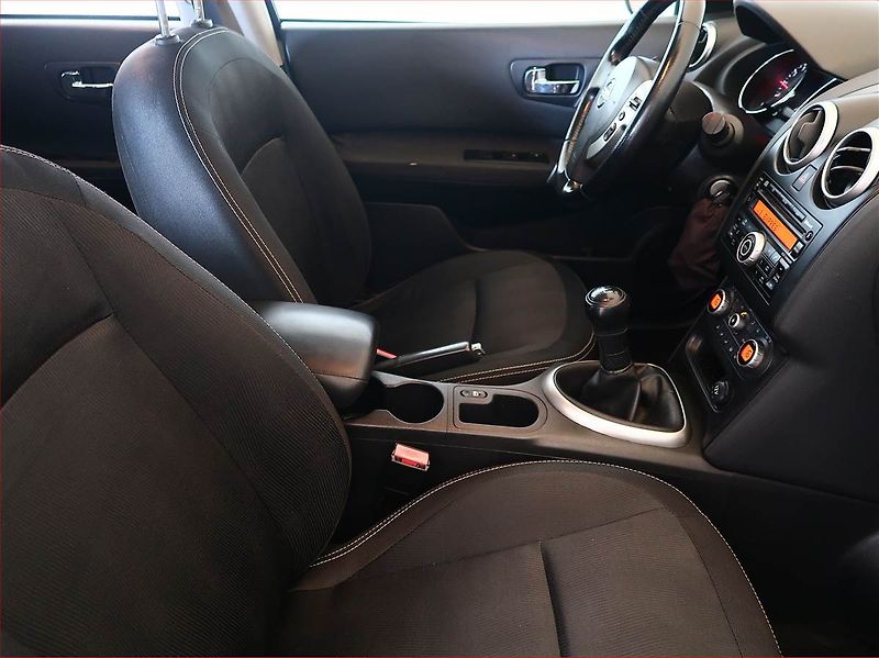 Nissan Qashqai (2010) 1.6, Tempomat, Park. senzory - fotka 9 z 14