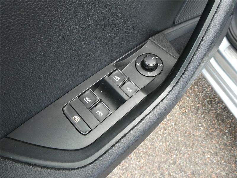 Škoda Superb 2,0 TDi STYLE DSG, 2x kola, ČR - fotka 33 z 43