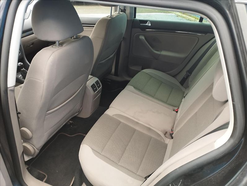 Volkswagen Golf 1,6 TDi 77KW - fotka 10 z 16