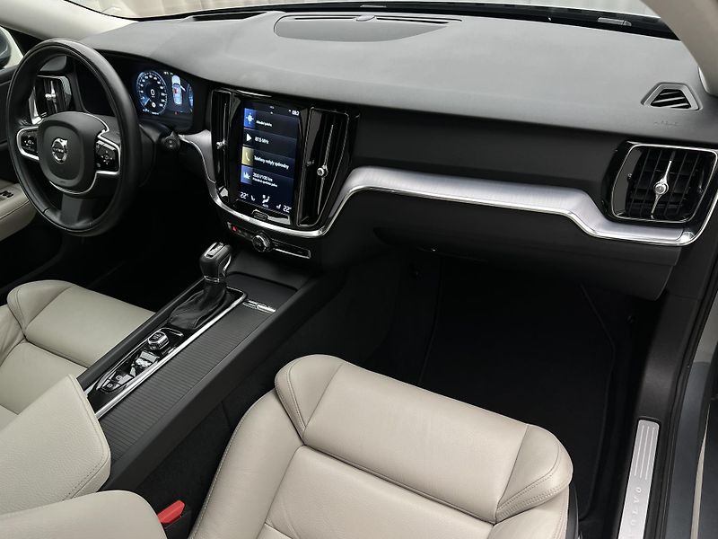 Volvo V60 D4 MOMENTUM AUT - fotka 20 z 46
