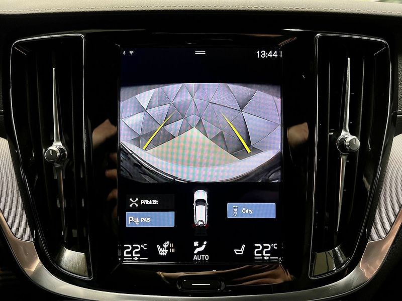 Volvo XC60 B4 AWD MOMENTUM, KAMERA, ACC, - fotka 13 z 20