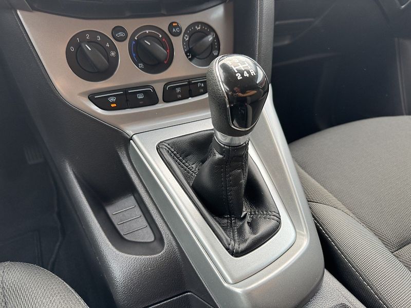 Ford Focus (2011) 1.6Ti-VCT Klima Parkování - fotka 9 z 48