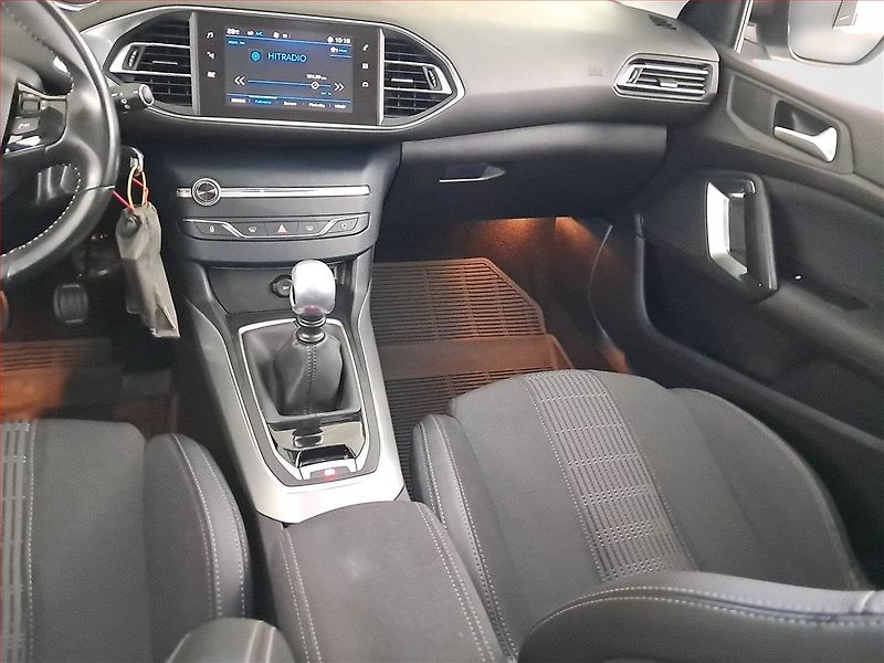 Peugeot 308 (2018) Active 1.2 PureTech, ČR,1.maj - fotka 8 z 20