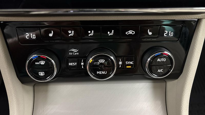 Škoda Superb 2.0 TDI DSG 4x4 Style Combi - fotka 13 z 34
