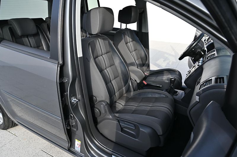 Volkswagen Touran 2.0TDI 103KW Match 7Míst 11/12 - fotka 25 z 49
