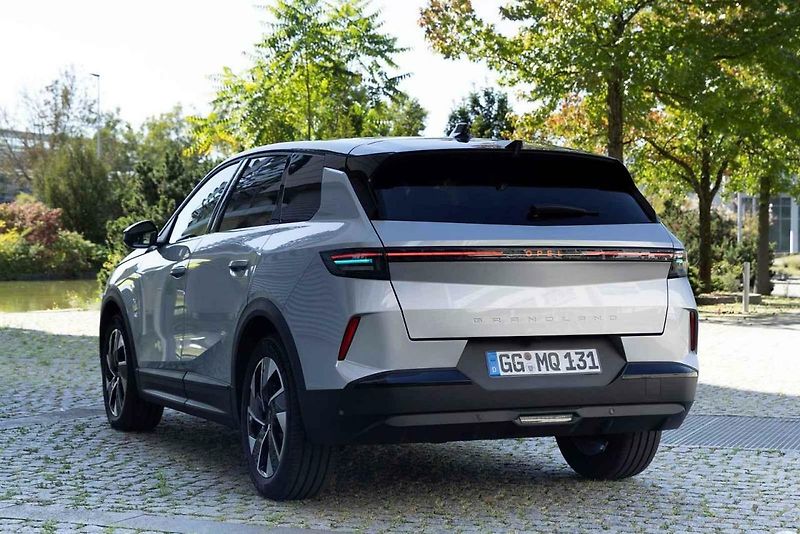 Jakmile Opel zastaví, světla svítí zeleně. Zelený panáček se objeví i na displeji řidiče.