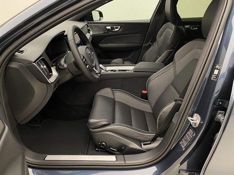 Volvo V60 (2026) B4 AUT DARK PLUS - fotka 3 z 57