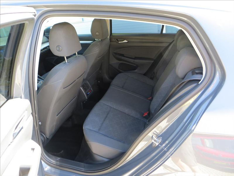 Volkswagen Golf 1,0 TSI 81kW Life ČR - fotka 21 z 23