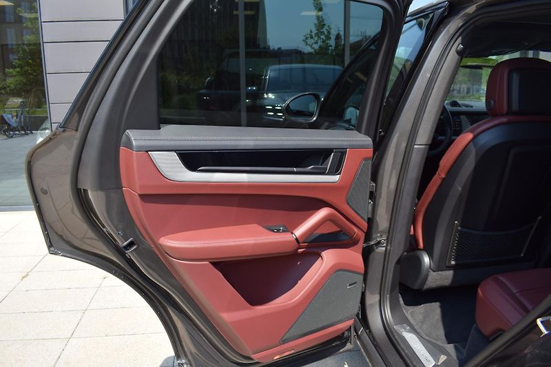 Porsche Cayenne (2026) KeyLess/SoftClose/Pano - fotka 19 z 52