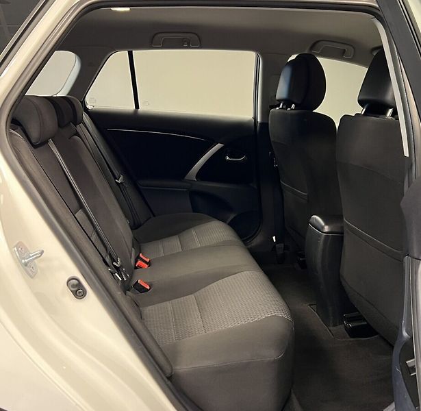 Toyota Avensis 2.0 D-4D LUNA - fotka 12 z 16
