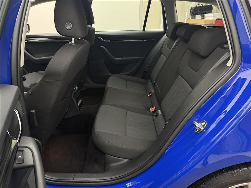 Škoda Octavia 2,0 LED STYLE NAVI KEYLESS CZ - fotka 37 z 42