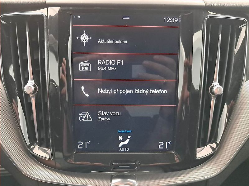Volvo XC60 (2018) R-Design D4 AWD - fotka 13 z 18