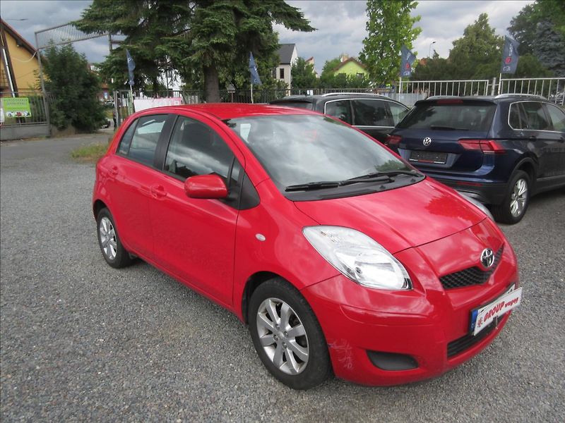 Toyota Yaris 1,3 VVTi Automat - fotka 2 z 14