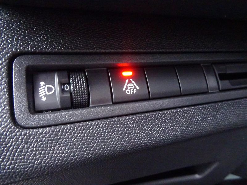 Peugeot 3008 (2022) ALLURE 1.5 BHDi S&S 130k EAT8 - fotka 63 z 73