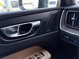 Volvo XC60 T5 AWD // MOMENTUM PRO  - náhled 22