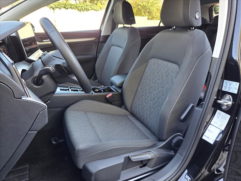 Volkswagen Golf 1,5 eTSi 110kW DSG Tov.záruka - fotka 8 z 22
