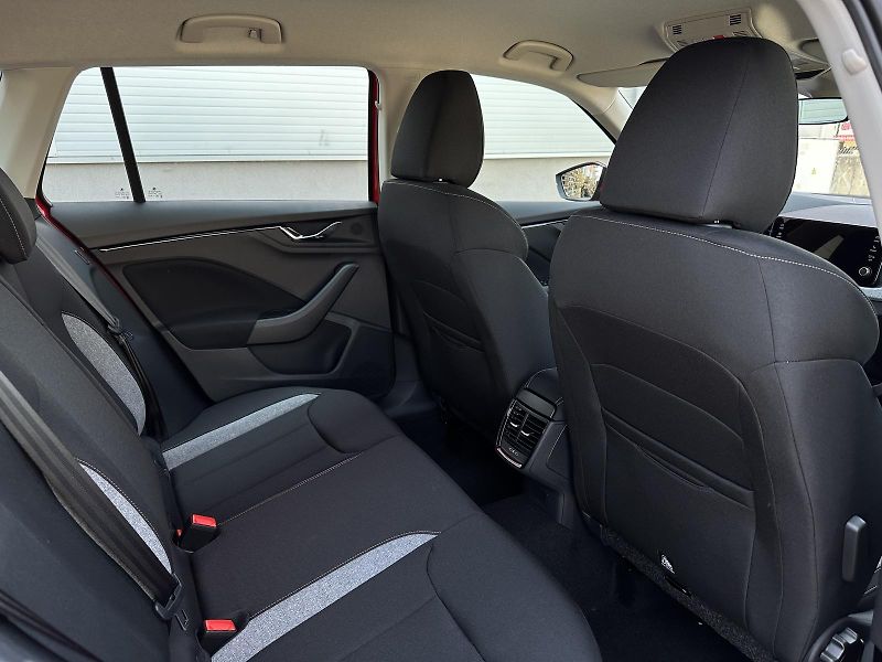 Škoda Kamiq 1.0TSi 116PS Selection 2Z.KLIM - fotka 34 z 37