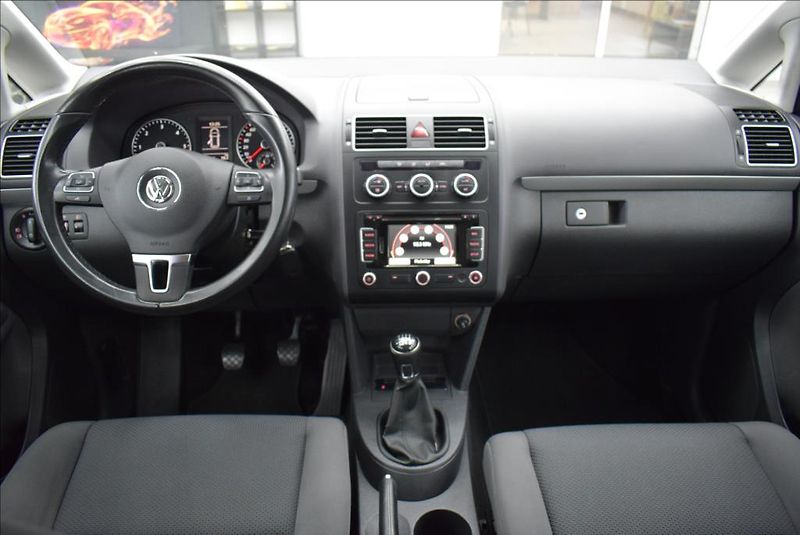 Volkswagen Touran 1,6 TDi, 7-míst,NAVI,1.maj., - fotka 16 z 29
