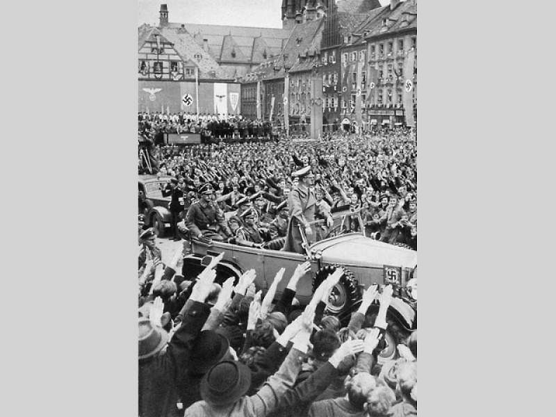 Na snímku je vojenská verze Mercedesu G4. Na ruské frontě před ním stojí Generaloberst Erich Hoepner.