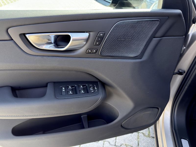 Volvo XC60 B5 AWD // PLUS DARK + sada kol - fotka 8 z 44