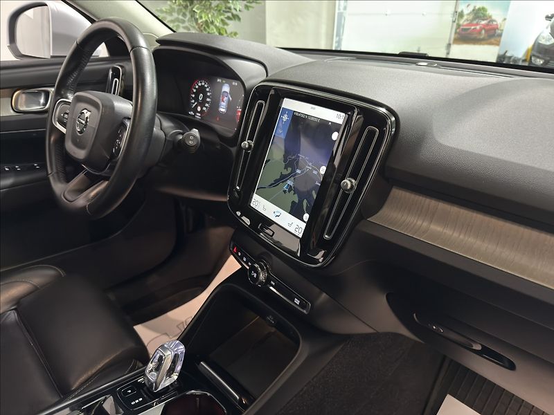Volvo XC40 2,0   D4 INSCRIPTION ZÁRUKA 28 - fotka 21 z 46