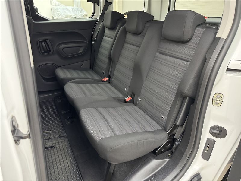 Opel Combo 1,2 81kW VÝHŘEV TAŽNÉ 1MAJ ČR - fotka 32 z 38