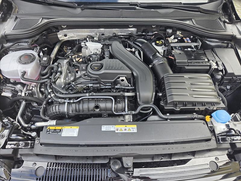 Volkswagen Golf 1,5 eTSi 110kW DSG Záruka2028 - fotka 20 z 22