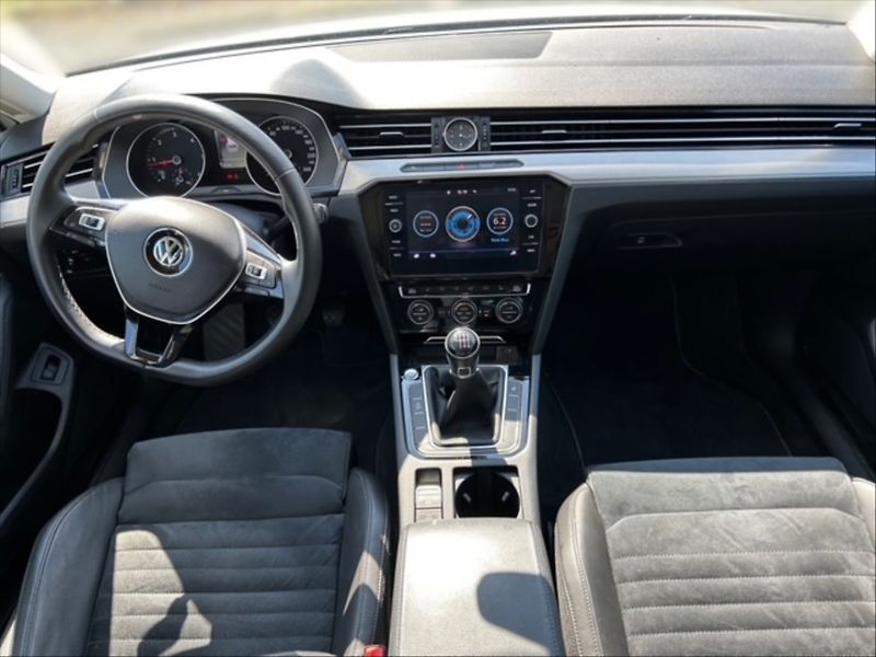 Volkswagen Passat 2,0 TDI Highline - fotka 9 z 11