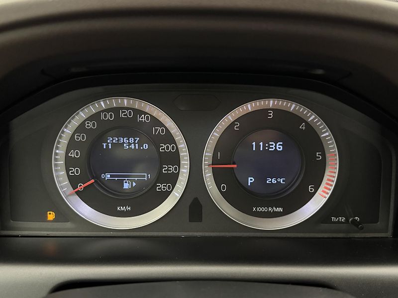 Volvo XC60 D4 AWD SUMMUM AUT CZ - fotka 21 z 45