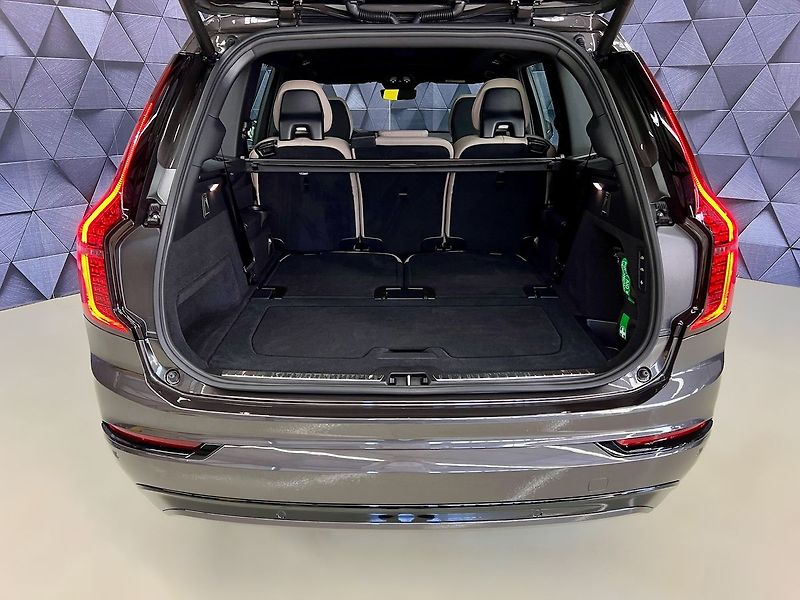 Volvo XC90 B5 AWD PLUS DARK, PANO, H&K - fotka 32 z 33