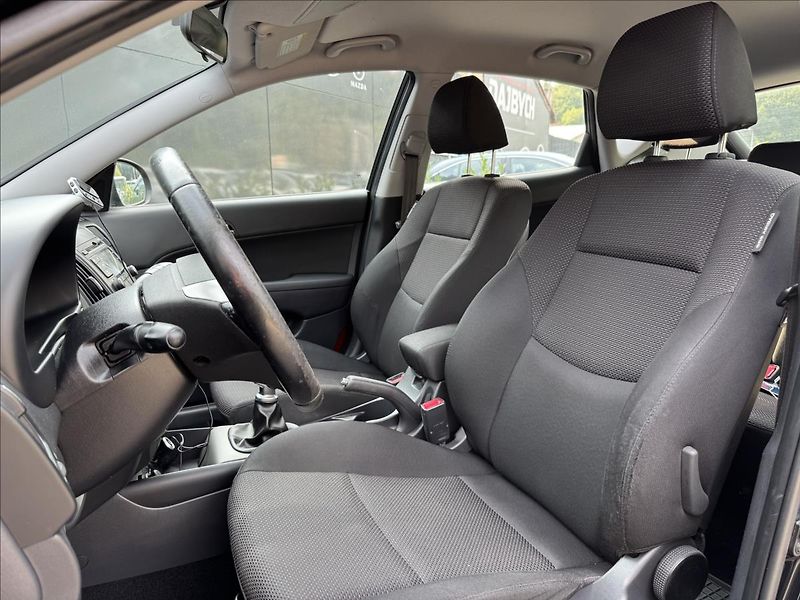 Hyundai i30 1,4 i Trikolor Plus ČR - fotka 11 z 26