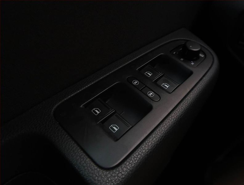Volkswagen Sharan (2015) 2.0 TDI, Automat, 7 míst, Navi - fotka 19 z 29