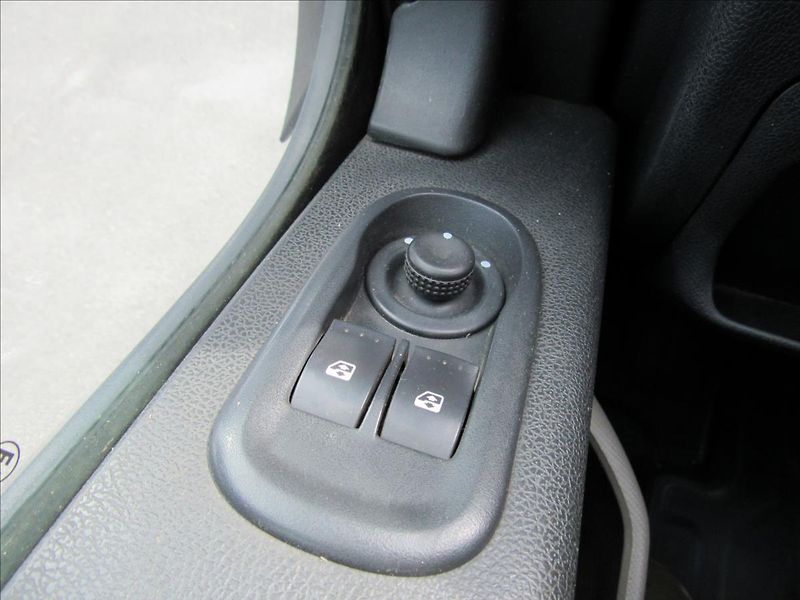 Renault Master 2,3 dCi 107kW 7 míst Valník - fotka 22 z 24