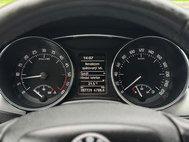 Škoda Superb 2.0TDi ČR čidla aut. klima  - fotka 13 z 31