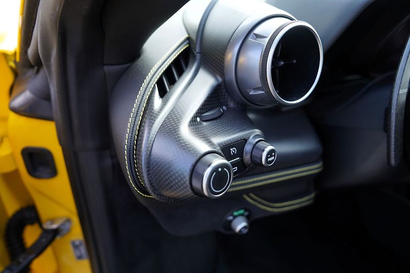 Ferrari F8 Spider/6700km/720 PS - fotka 44 z 51